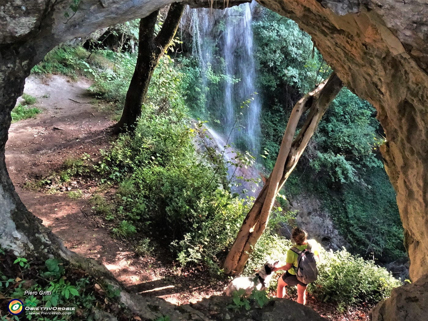 30 Sul piano ad osservare bene la cascata scrosciante  dall'alto.JPG